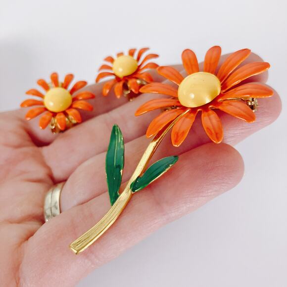 VTG 1960s Enamel Daisy Brooch Earrings Set Mod Flower Power Cheerful Playful - Picture 6 of 10